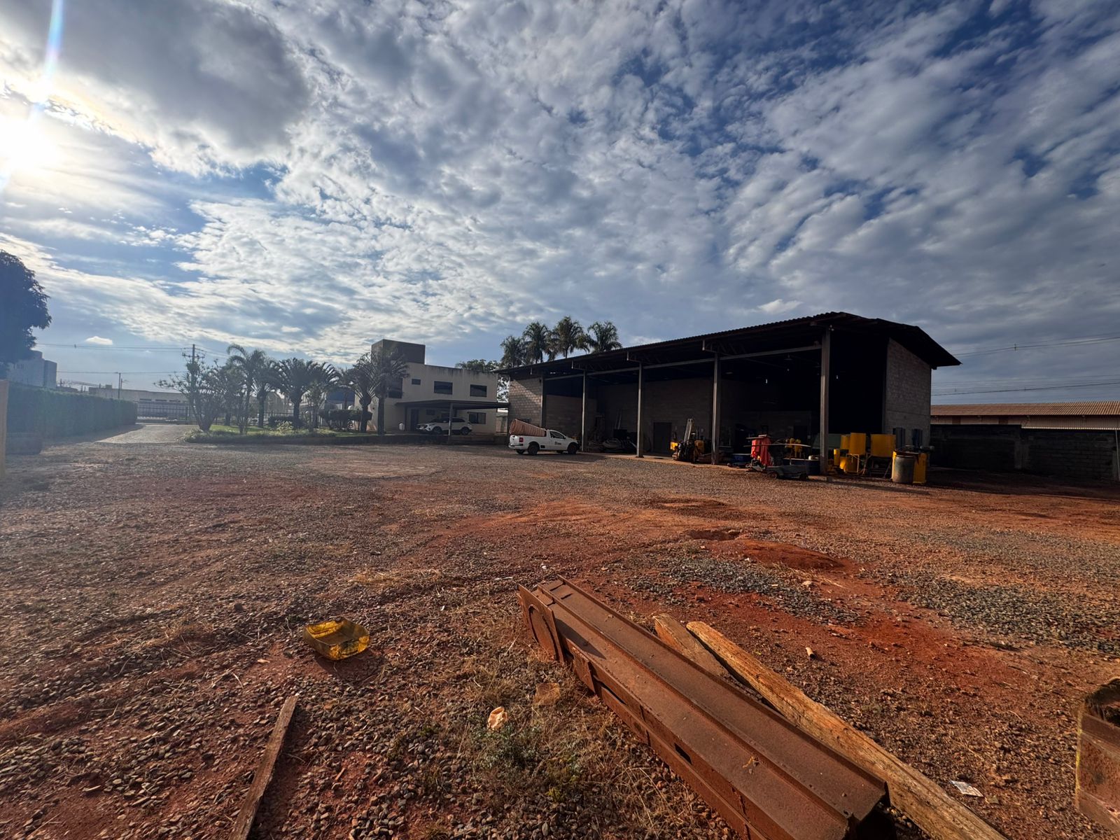 Vista lateral do imóvel