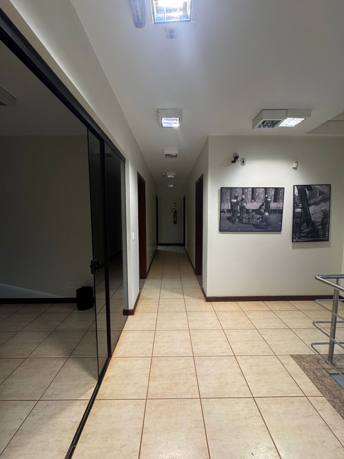 Escritório com estantes